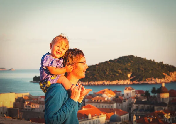 Padre e hija pequeña viajan en Dubrovnik, Croacia — Foto de Stock