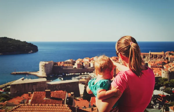 Mãe e bebê olhando para Dubrovnik, Croácia — Fotografia de Stock