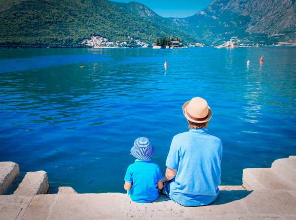 Отец и сын смотрят на живописный вид в Черногории — стоковое фото