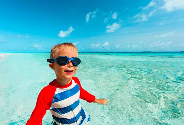 Menino feliz nadando na praia tropical — Fotografia de Stock