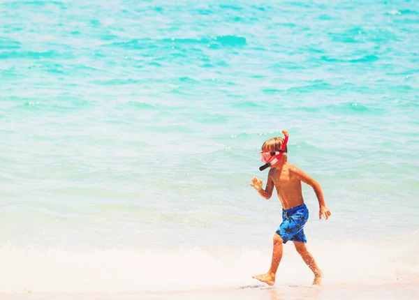 Niño ir a bucear en la playa de verano — Foto de Stock