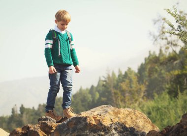 doğal dağlarda hiking sırt çantası ile küçük çocuk