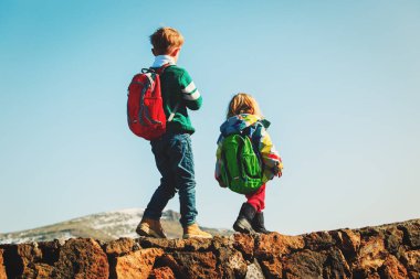 küçük erkek ve kız ile doğal dağlarda hiking sırt çantası