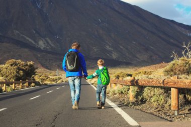 Babamla seyahat yolda yürürken oğlu