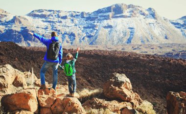 mutlu baba ve oğul dağlarda tırmanma hiking