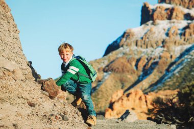 küçük çocuk güzel manzaralı dağlarında tırmanma hiking