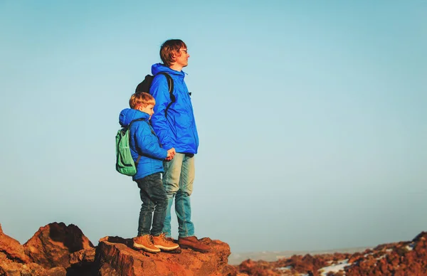 Far och son vandring klättring i berg — Stockfoto