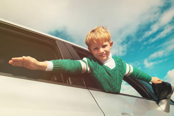 Feliz niño viajan en coche en el cielo —  Fotos de Stock