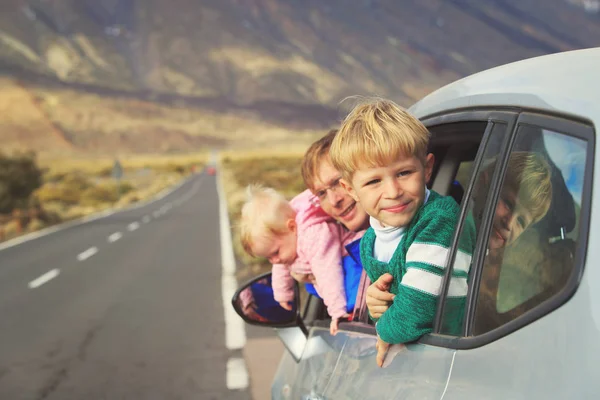 Family travel by car- happy father with kids in mountains — Stock Photo, Image