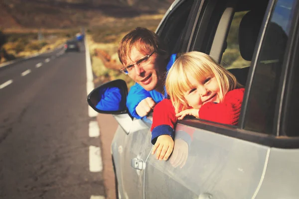 Podróży rodziny przez samochód - szczęśliwy ojciec z córka trochę jazdy w górach — Zdjęcie stockowe