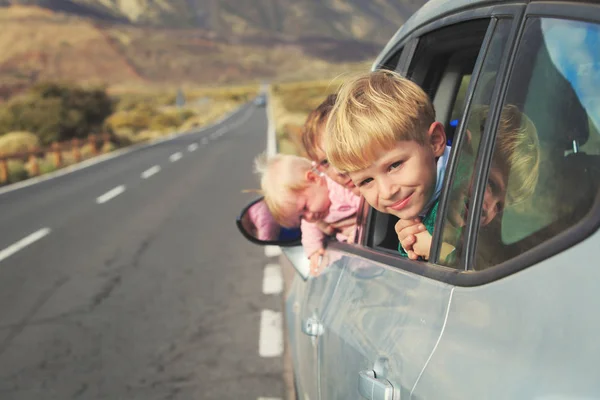 Podróży rodziny przez samochód - szczęśliwy ojciec z dziećmi w góry — Zdjęcie stockowe