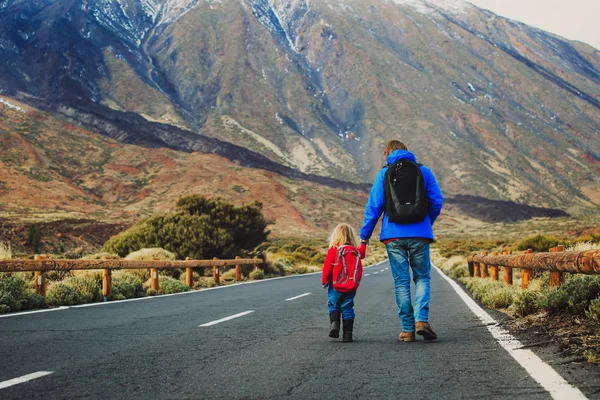 Père avec petite fille marchant sur la route, voyage en famille — Photo