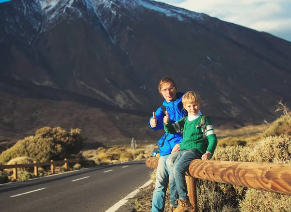 Familjens resa - far med son på väg till bergen — Stockfoto