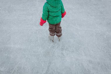 Kışın buzda kaymayı öğrenme litte kız