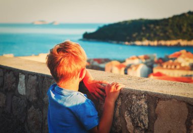 küçük çocuk Dubrovnik adlı eski şehir duvarlarından arıyorsunuz