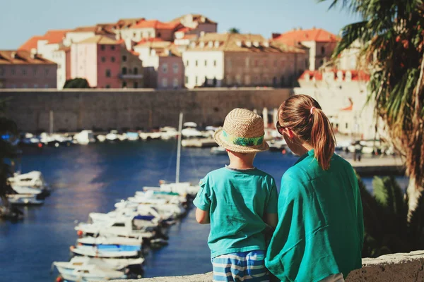 Мать и сын смотрят на Дубровник, Хорватия — стоковое фото