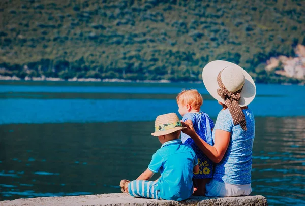 Karadağ'daki deniz tatil çocuklarla anne — Stok fotoğraf