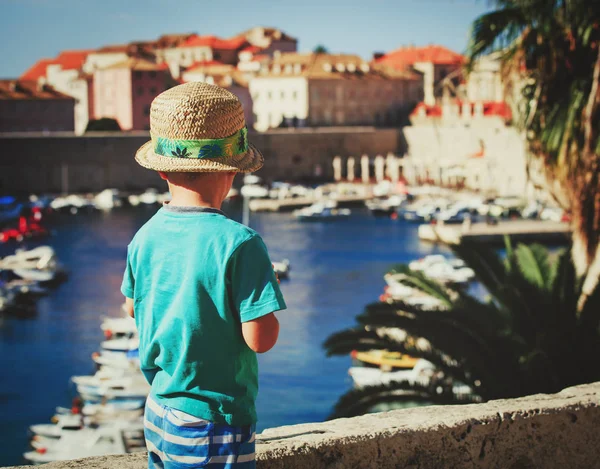 Kleiner Junge schaut Dubrovnik an, Kroatien — Stockfoto