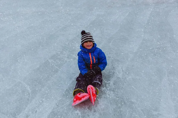 Glücklicher kleiner Junge lernt im Winter Schlittschuhlaufen — Stockfoto