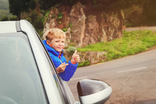 Szczęśliwy chłopczyk uwielbia podróżować samochodem — Zdjęcie stockowe
