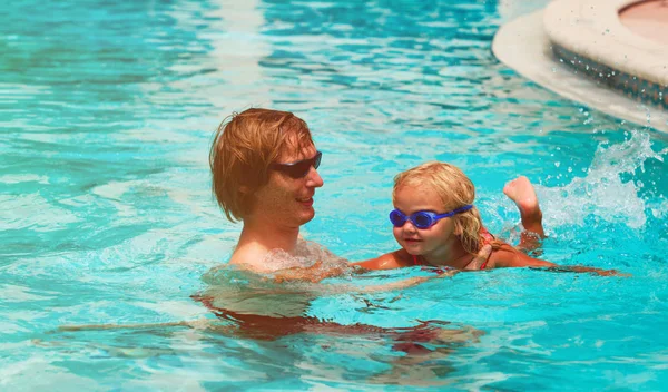 Vater bringt kleiner Tochter Schwimmen bei — Stockfoto