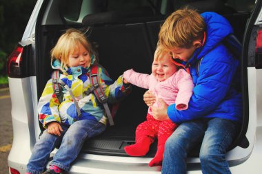 mutlu çocuklar - iki kız ve boyl araba ile seyahat sever