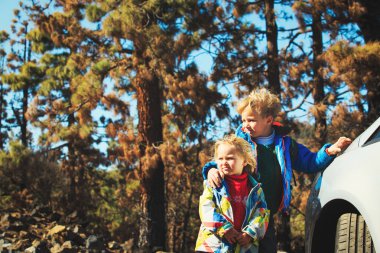 küçük çocuk ve bebek kız yolda araba ile seyahat