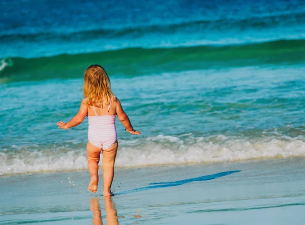 Little girl going to swim at beach — Stock Photo, Image