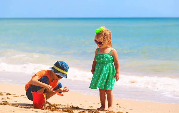 Les enfants jouent avec le sable sur la plage d'été — Photo
