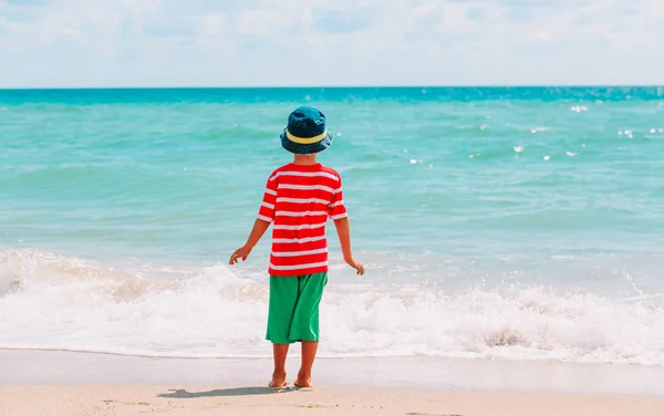 Kleine jongen gaan om te zwemmen op tropisch strand — Stockfoto
