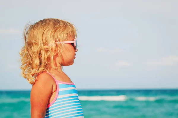 Симпатичная маленькая девочка на летнем пляже — стоковое фото
