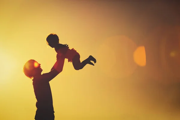 Padre e figlioletta silhouette al tramonto — Foto Stock