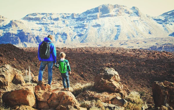 Far och son vandring i bergen — Stockfoto