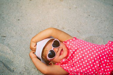 sevimli küçük kız kum Plajı'nda oynamak