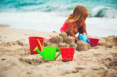 oyuncaklar ve sandcastle bina küçük kız çocuklar