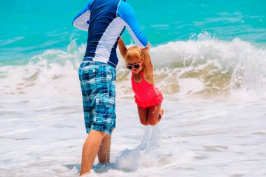 Baba küçük kızı oyun Beach ile