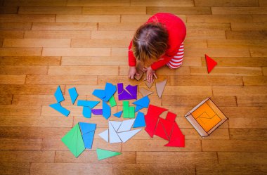 Bulmaca, erken eğitim ile oynarken küçük kız