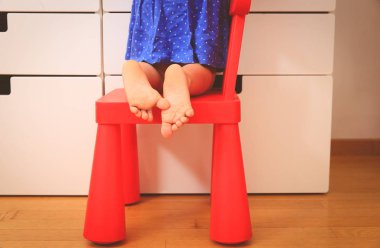 merak ve Emanet kavramı - çocuklar küçük kız bebek koltuğa tırmanma