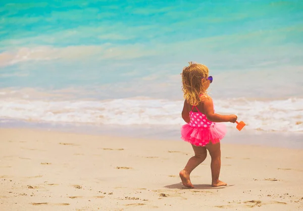 Little girl walk on sand beach — Stock Photo, Image