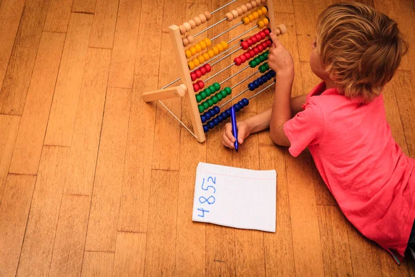 Küçük çocuk öğrenme numaraları ve abaküs ile oynamak — Stok fotoğraf