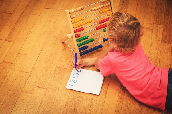 Liten pojke lärande nummer och spela med abacus — Stockfoto