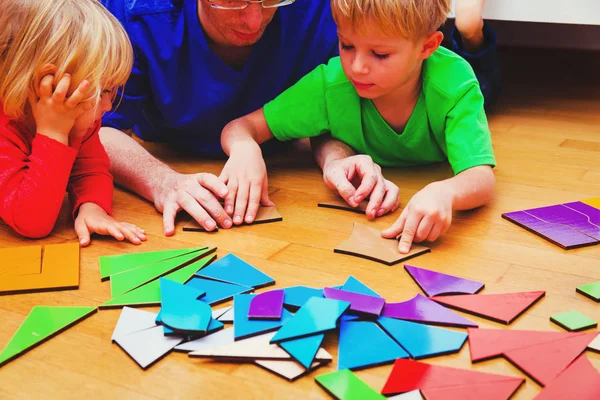 Öğretmen ve geometrik şekillerle oynayan çocuklar — Stok fotoğraf