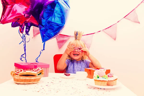 Carina bambina con regali alla festa di compleanno — Foto Stock