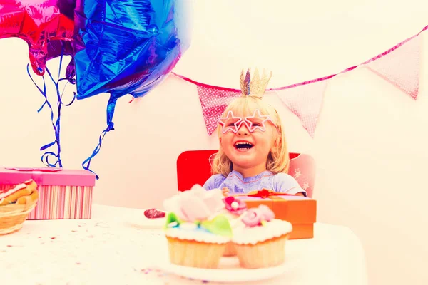 Menina bonito com presentes na festa de aniversário — Fotografia de Stock