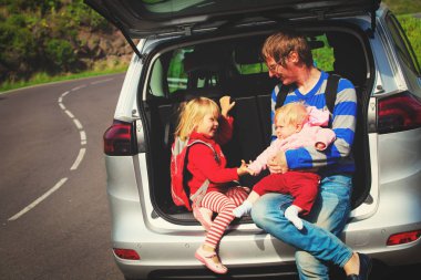 Babam arabayla doğada iki küçük çocuklar seyahat ile