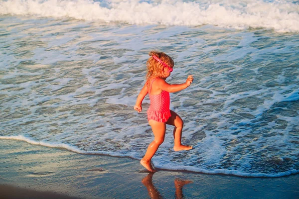 Meisje gaan om te zwemmen op strand — Stockfoto
