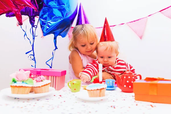 Mignonnes petites filles avec des cadeaux à la fête d'anniversaire — Photo