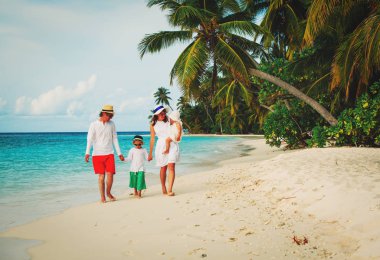 tropik Sahilde yürüyüş çocuklu aile