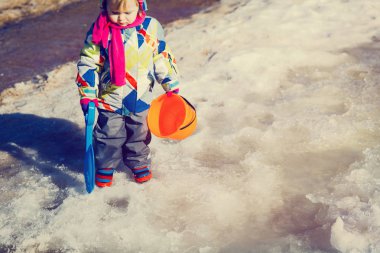 Baharda su birikintisine oynarken küçük kız