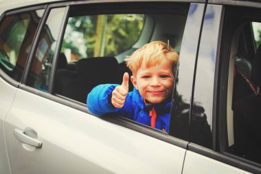 mutlu küçük çocuk araba ile seyahat etmeyi seviyor